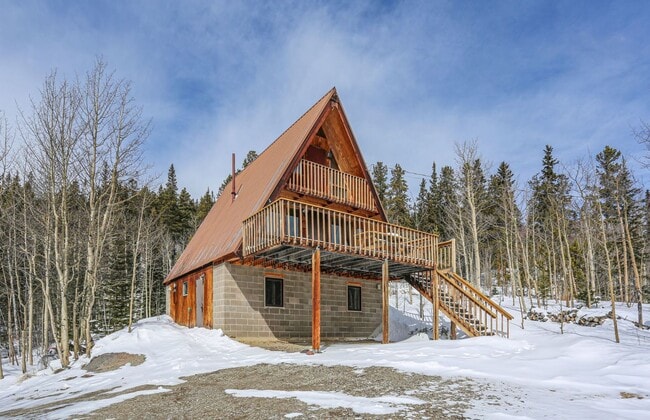 Building Photo - Cabin in the woods!  A frame with views! F...