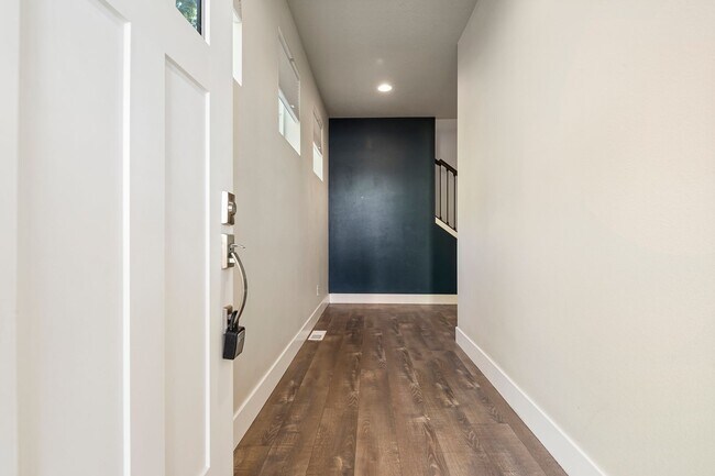 Building Photo - Stunning 3BD/3BATH Home in the Heart of Hi...