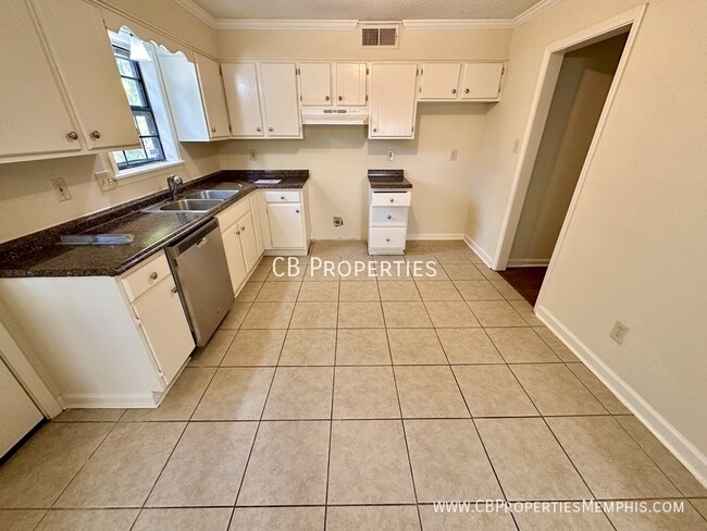 Building Photo - Large Two Story Home!
