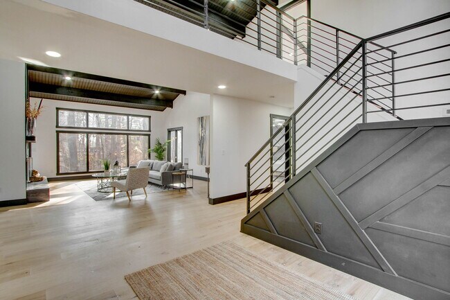 Building Photo - 755 E 96th St