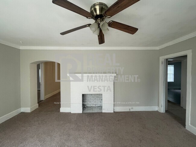 Building Photo - Charming Two Bedroom Home