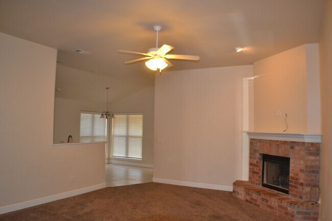 Foto del edificio - 3 Bed 2 Bath House For Lease in Midland!