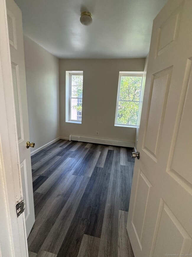 Foto del edificio - 1053 E Main St