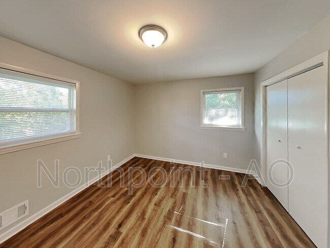Building Photo - 2685 N Lakeview Dr SW
