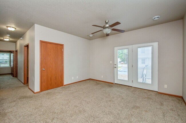 124 N Hyland n.º 104 | Sala de estar - Triangle Apartments