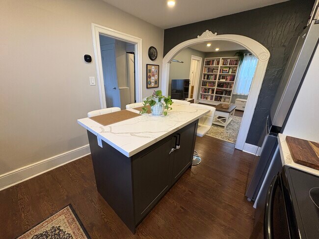 Photo du bâtiment - Inviting 3 Bedroom Home With 2 Parking Spots