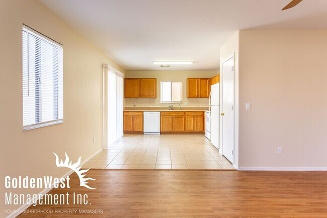 Building Photo - Spacious 3Bdm 2Ba Home in Quiet Neighborhood!
