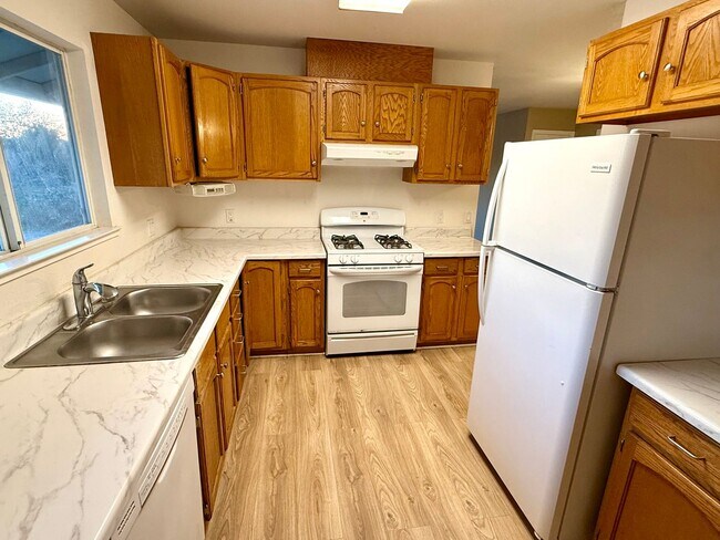 Foto del edificio - One level duplex in Windsor with 1 Car Garage, Cats Ok!