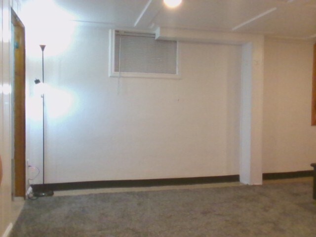 pared oeste/más salida - 102 W College St