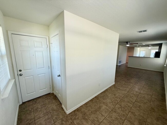 Foto del edificio - Beautiful 3 bedroom, 2.5 bathroom with an office in a prime New Braunfels location!
