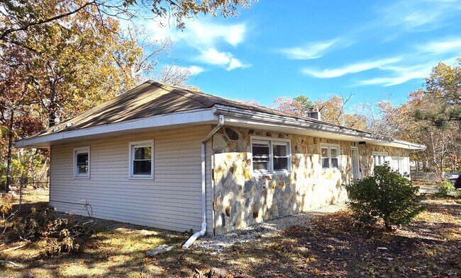 Building Photo - Updated 3 Bedroom with Den/Office Home for...
