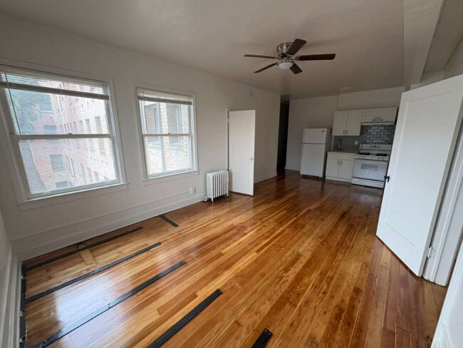 Foto del edificio - 318 S Kingsley Dr