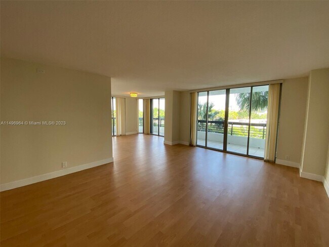 Foto del edificio - 3500 Mystic Pointe Dr