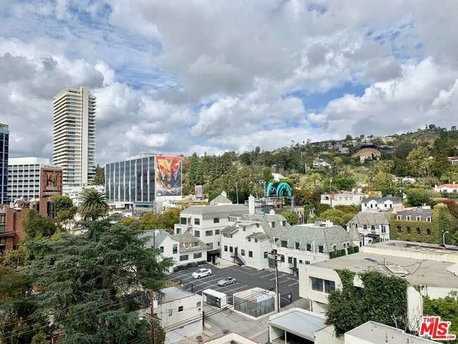 Foto del edificio - 999 N Doheny Dr