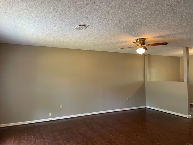 Building Photo - 259 Clubview Dr