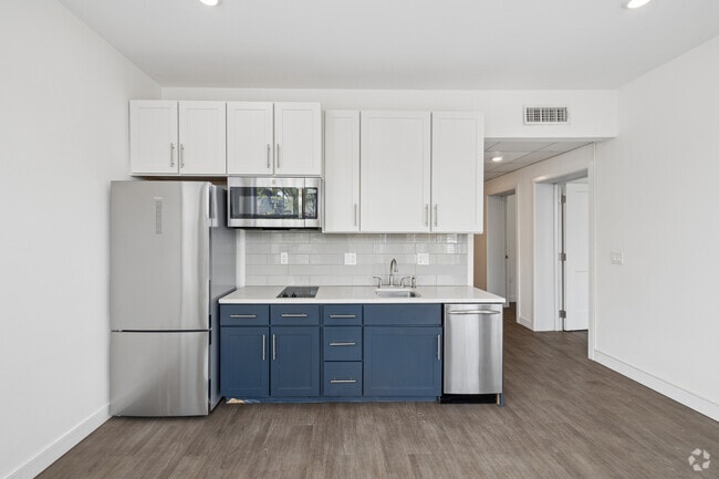 2BR, 1BA - 764SF - Kitchen - Luna on Pine