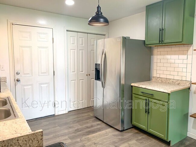 Foto del edificio - 827 Woodmore Ln