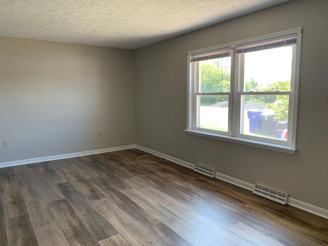 Foto del edificio - CONTRACT PENDING!!Spacious 2-story, 3 bed/...