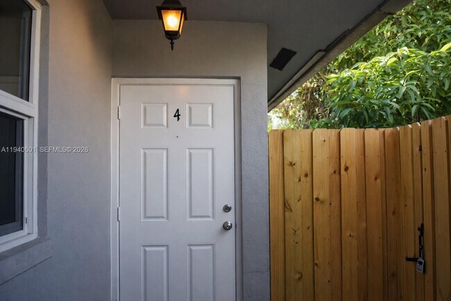 Foto del edificio - 3841 NE 3rd Ave