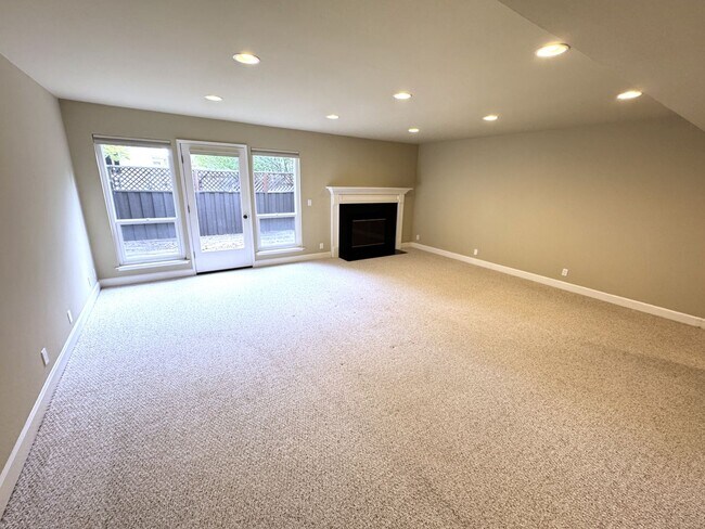 Foto del edificio - Spacious Renovated Condo near Downtown Menlo Park