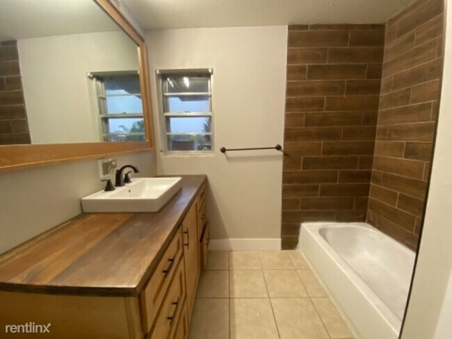 Building Photo - 3 br, 1.5 bath House - 1401 Dyer St.