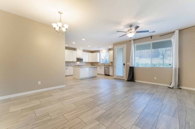 Building Photo - Modern Luxury Living Space!