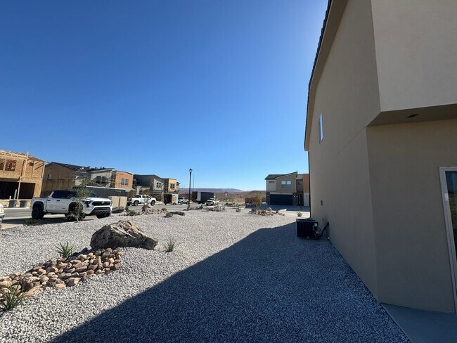 Foto del edificio - Beautiful FOUR Bedroom Home!