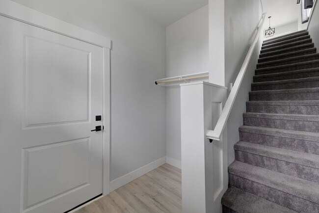 Foto del edificio - BEAUTIFUL THREE BEDROOM HOME BACKS UP TO G...