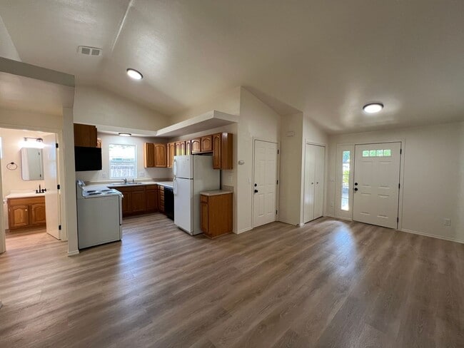 Building Photo - Newly Remodeled Home