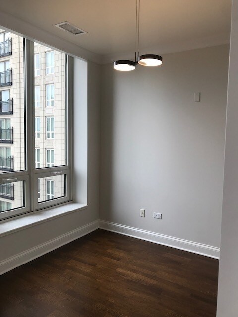 Building Photo - 10 E Delaware Pl