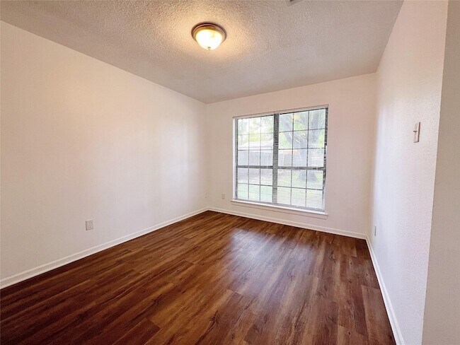 Building Photo - 616 Valley Spring Dr