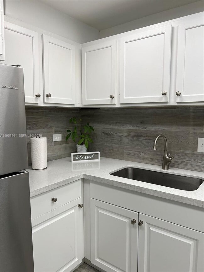 Foto del edificio - 3740 Inverrary Dr