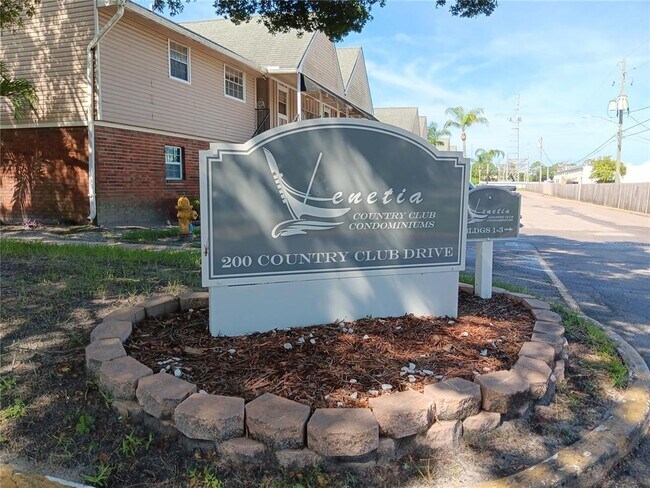 Building Photo - 200 Country Club Dr