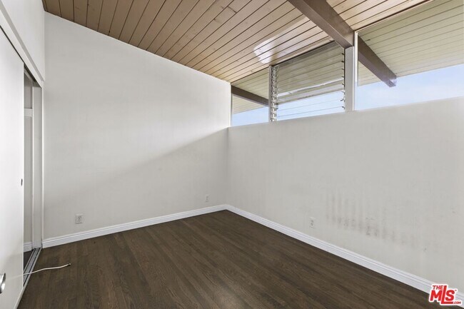 Foto del edificio - 3330 S Sepulveda Blvd