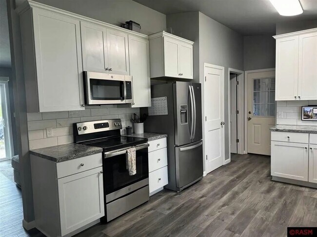 Building Photo - 312 S Circle Dr