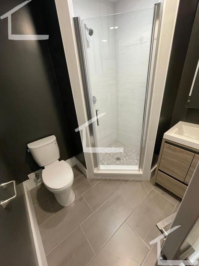 Building Photo - Spacious 3BR/2Bath, Newer Renovation!