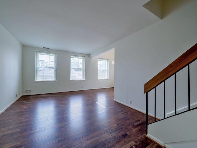 Foto del edificio - Two-Level Loft Space in NW DC's McLean Gar...