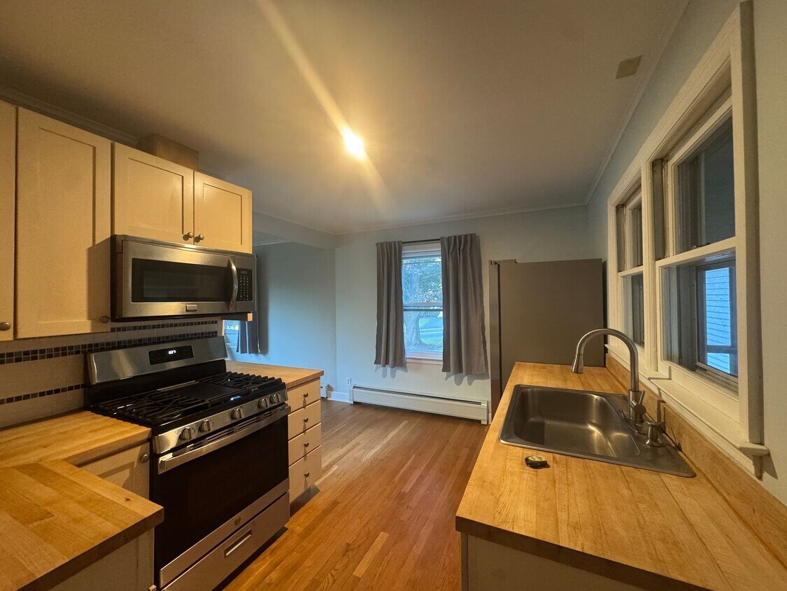 Foto principal - Beautiful Single Family Home in Quiet Neig...