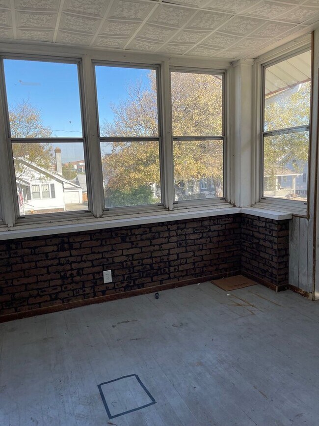 Building Photo - 3 Bedroom House Available Now!!