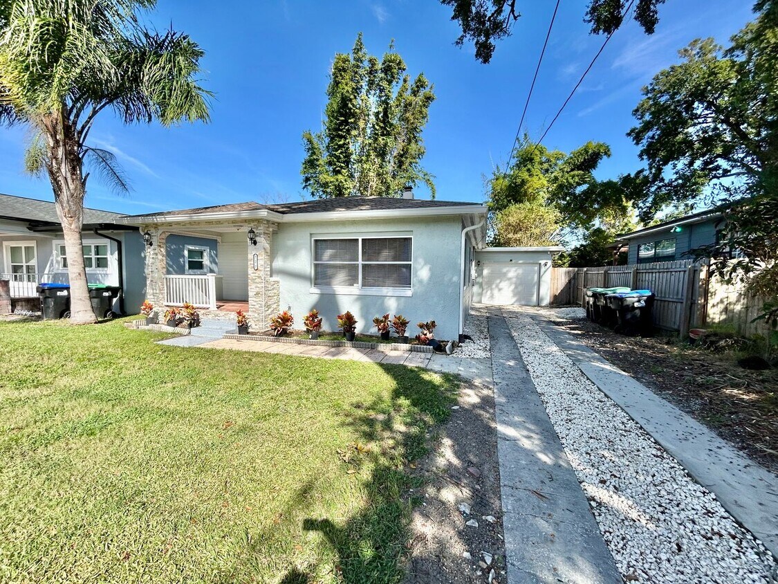 Gorgeous updated 2-bedroom 2-bath home with garage and fenced in backyard - Gorgeous updated 2-bedroom 2-bath home wit...