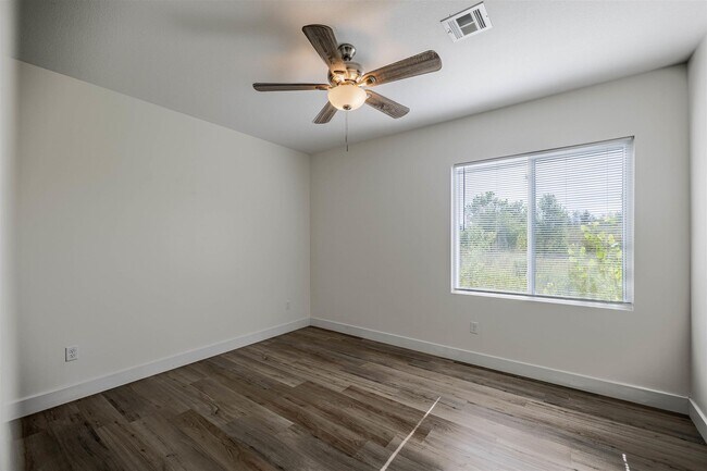 Foto del edificio - 5746 Bristol St