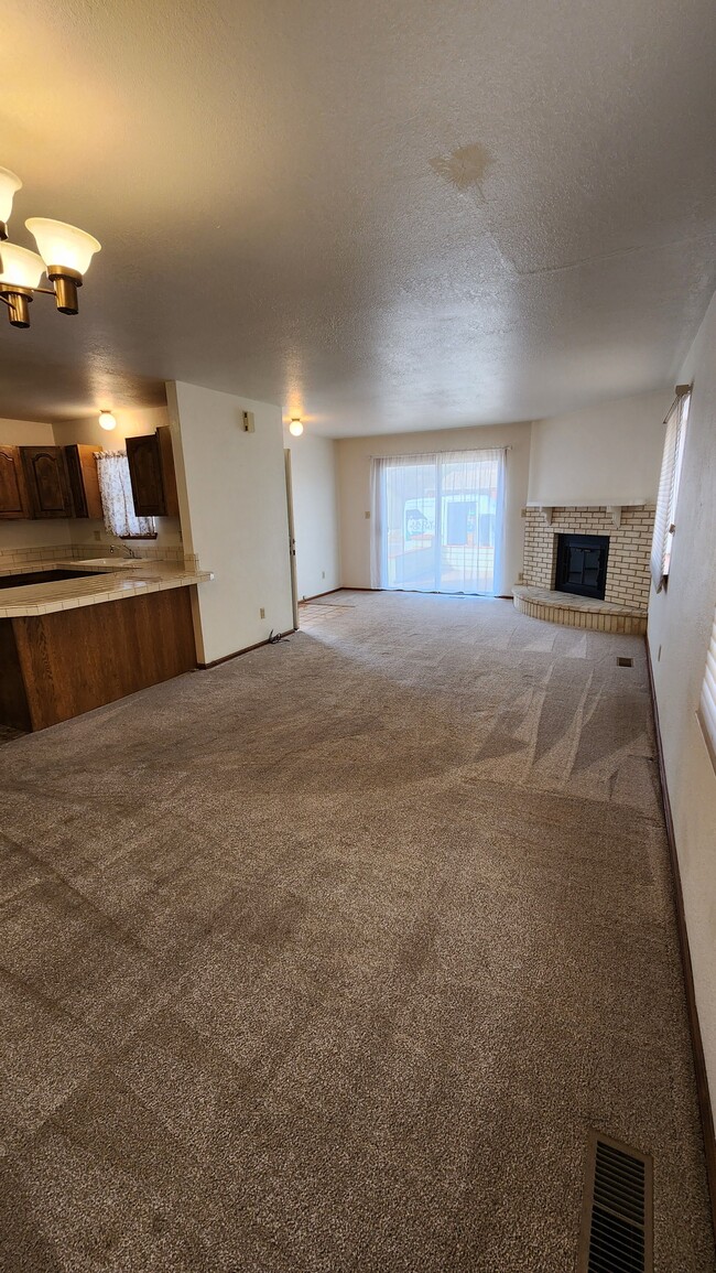 Dining Area to Living Room View - 750 Piedra Dr