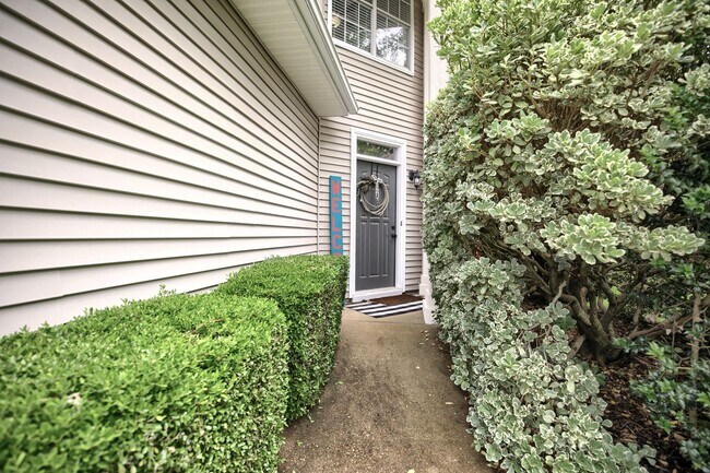 Foto del edificio - Call Sabrina Thomas at 757-767-0767 for more information
