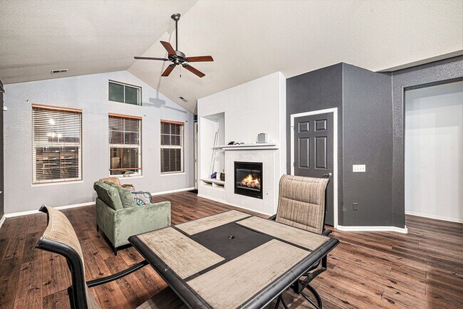 Foto del edificio - Spacious 2 bedroom home in the heart of Heather Ridge!