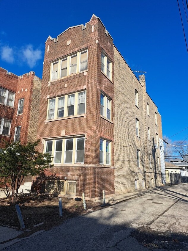 Building Exterior - 5015 N Springfield Ave
