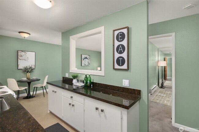Foto del edificio - Top-Floor Downtown Bellevue Condo with Sunset Views