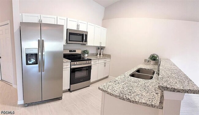 Foto del edificio - 2938 Santa Barbara Blvd S