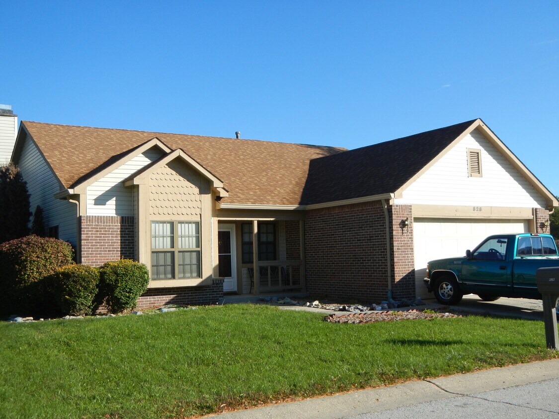 Foto principal - 828 Royal Saint George Drive