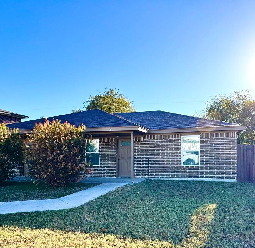 Primary Photo - Modern 2 Bedroom 1 Full Bath Duplex with S...