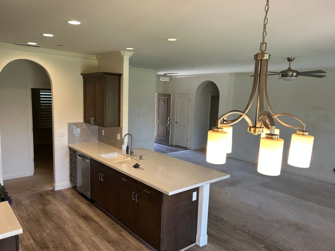 Foto principal - Don't miss out newer 4 bedroom 2 bath in K...